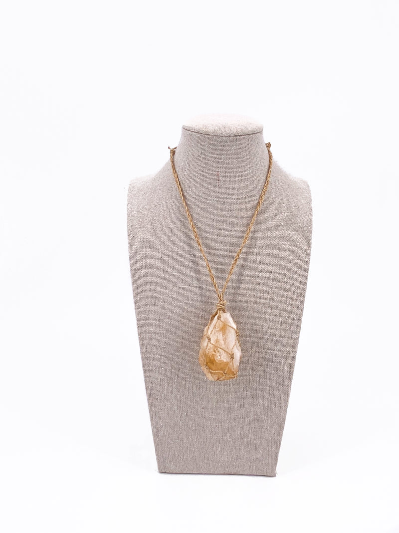 COLLAR DE MACRAMÉ Y PIEDRA NATURAL